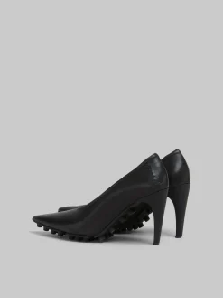 Heels><noscript><img width=