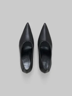 Heels><noscript><img width=